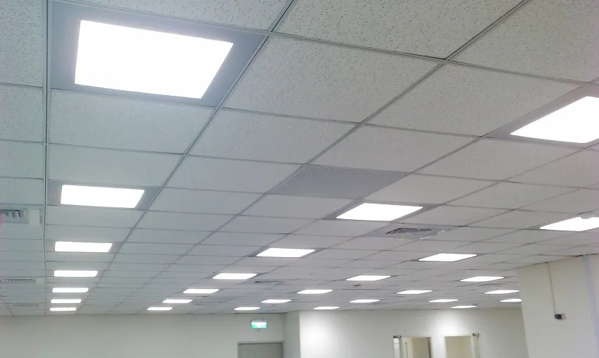 LED светильники в интерьере офисного помещения. Удобство применения такого типа светодиодного освещения - унификация элементной базы, удобство обслуживания, хорошее дизайнерское решение