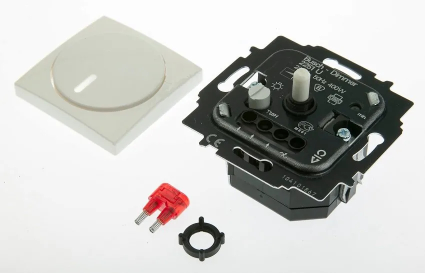 Светорегулятор немецкого производителя электротехнической продукции ABB. Представлен в разобранном частично виде (без разборки рабочего механизма с платой). Светорегулятор, клавиша (поворотная) с лицевой панелью, светодиод подсветки и его фиксатор.